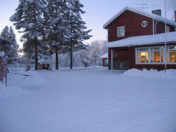 Blattnickse skola fotat ifrån fotbollsplanen